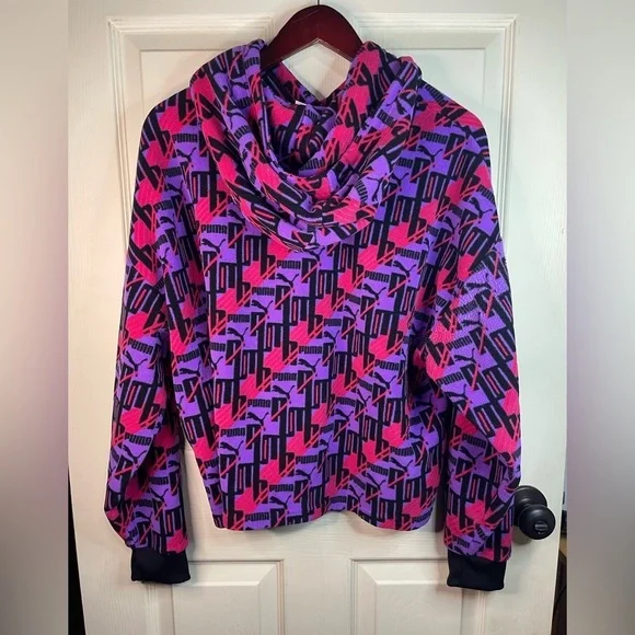 Puma long sleeve hooded pattern fleece sweatshirt. Cropped - Picture 8 of 9